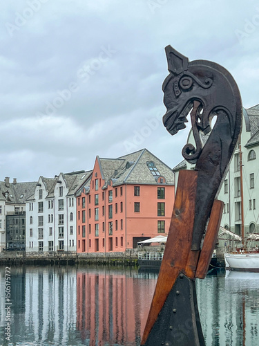 Foto Viking figurehead of a ship prow ornament docked in the Brosundet canal, with co