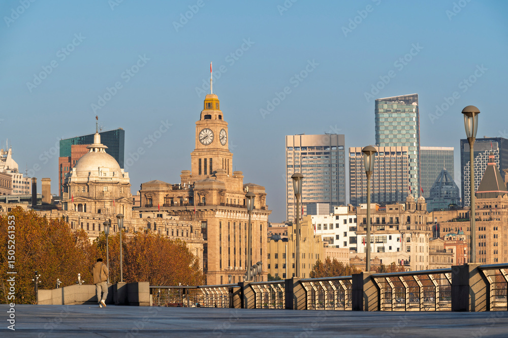 Obraz premium Morning sunrise of Historical architecture on the bund of Shanghai with reflection of buildings in city Shanghai, China