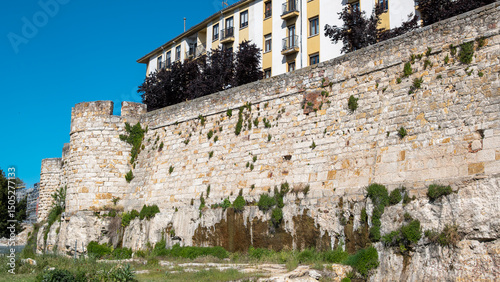 Canvastavla Vista de la muralla medieval almenada de Zamora, España