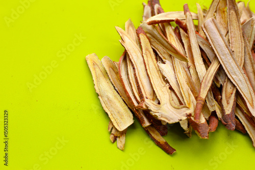 Foto Liquorice root herbs, herbal slices