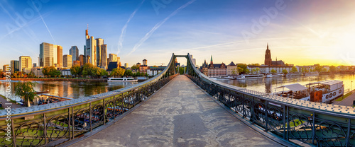 Cuadro en lienzo Panoramic view of the old iron bridge Eiserner Steg crossing the Main river in F