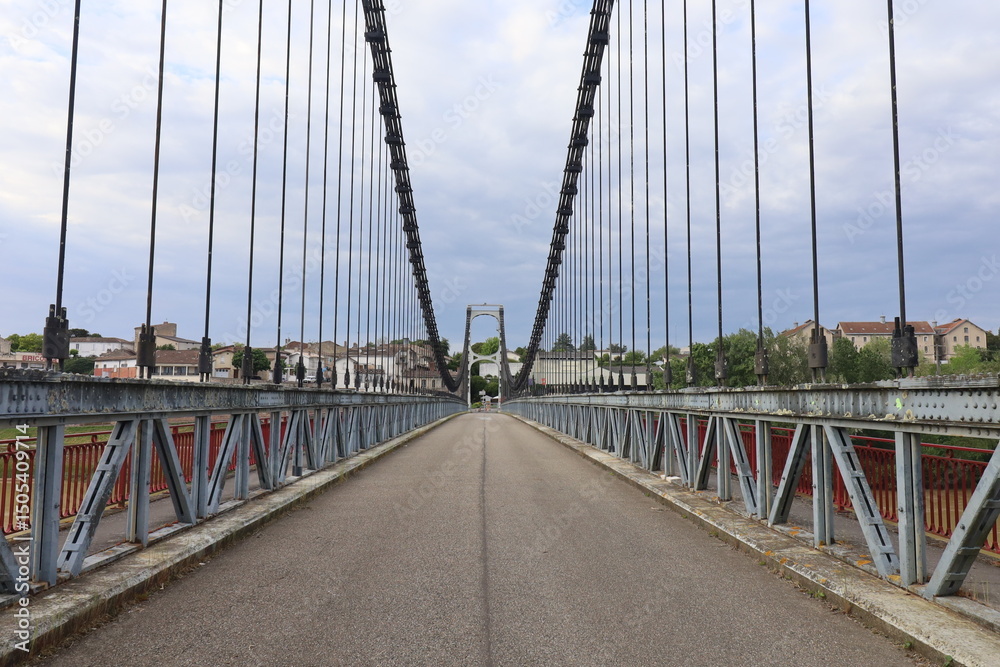 Fototapeta premium Le pont du Rouergue sur le fleuve la Garonne, pont suspendu, village de La Réole, département de la Gironde, France