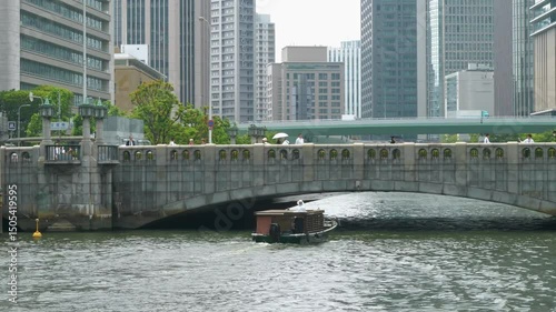 大阪中之島 土佐堀川に架かる淀屋橋とビル群