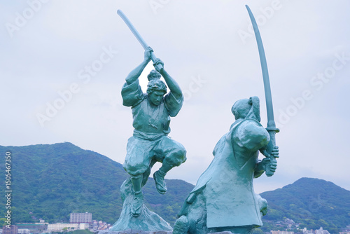 巌流島にある武蔵・小次郎像 photo