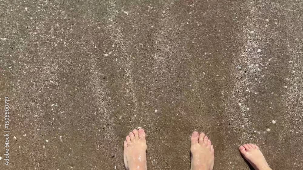 Primer plano de pies mojados en la playa – Relajación y conexión con la naturaleza