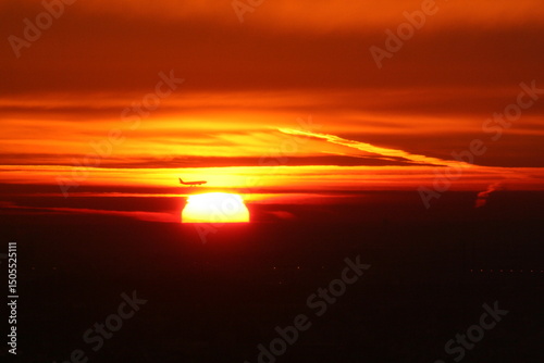 Valokuva Airliner passing in the sunset - Avion de ligne passant dans le soleil couchant