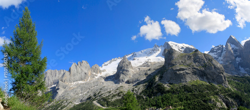 Marmolata oder Marmolada, Bergmassiv im Frühling, Dolomiten, Italien, Europa, Panorama 