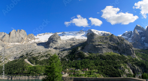 Marmolata oder Marmolada, Bergmassiv im Frühling, Dolomiten, Italien, Europa, Panorama 
