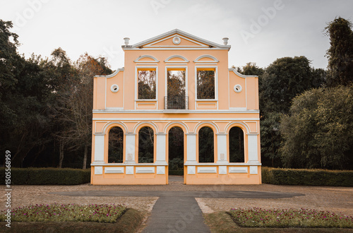 Fotografía Replica of a German house with a neoclassical facade, with symmetrical columns and arches located in a square in the city of Curitiba, Brazil