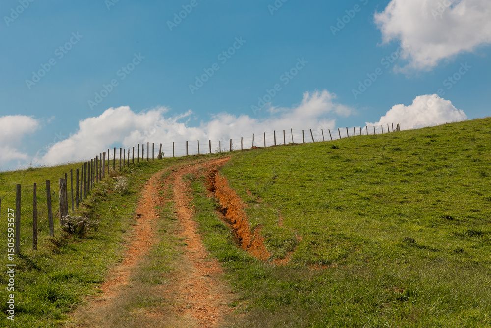 Obraz premium Estrada rural com céu azul