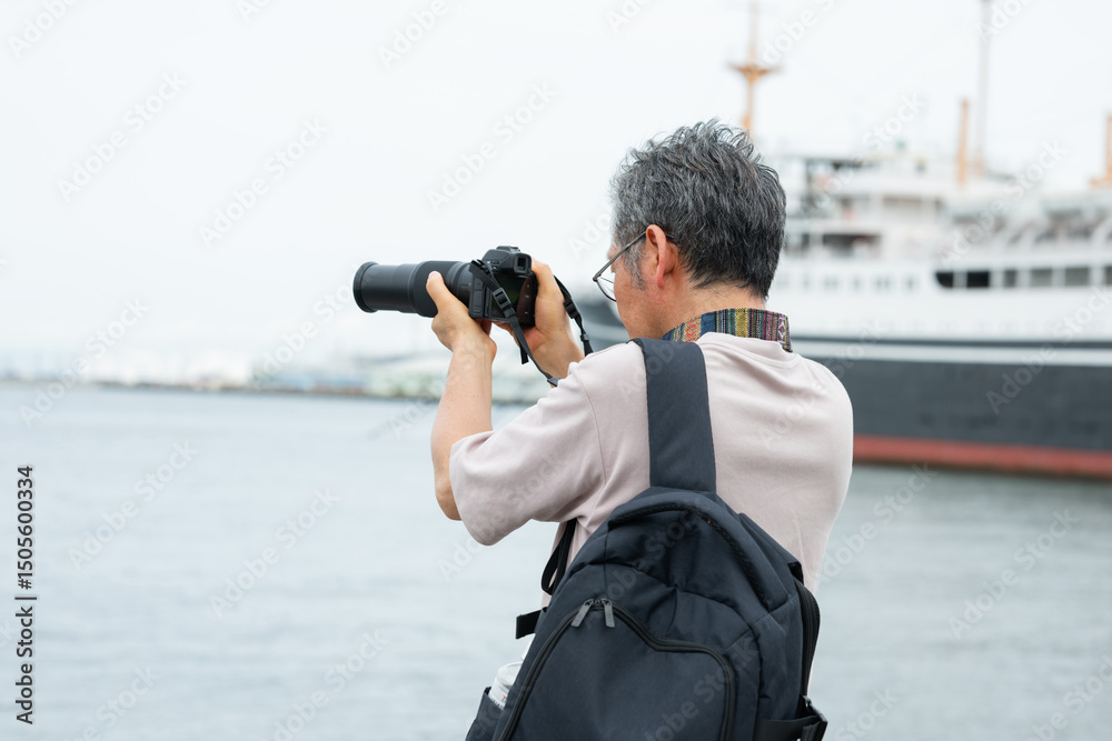 Obraz premium 海を眺めるシニア男性