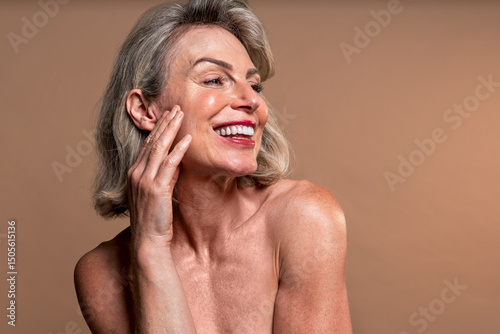 фотографія Beauty portrait of beautiful mature woman, concepts about cosmetics, skincare and wellness