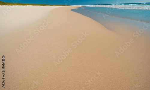 아름다운 바닷가 모래사장 파도 빛나는 바닷가