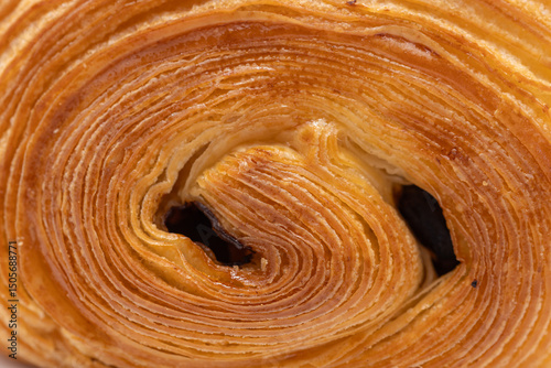 Vue en gros plan d'un pain au chocolat croustillant, viennoiserie française
