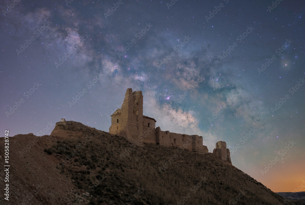 Obraz premium Vía láctea detrás de castillo o iglesia, estrellas y noche