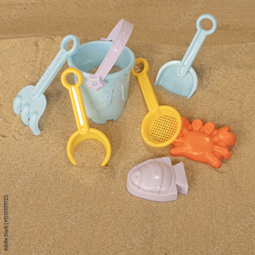 Seau de plage et jeux sur la plage	