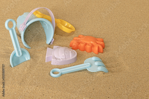 Seau de plage et jeux sur la plage	