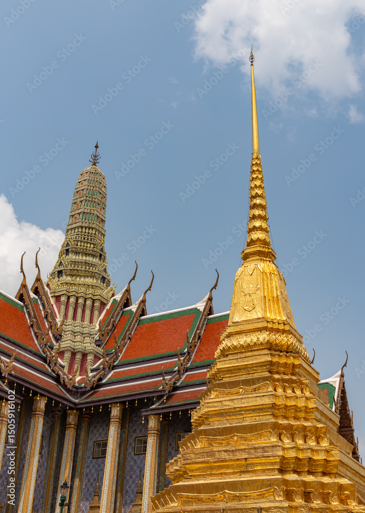 Fototapeta premium The Grand Palace - Temple of the Emerald Buddha and Golden Chedi