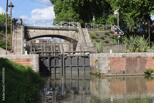 Ecluse sur le canal latéral à la Garonne, ville de Moissac, département du Tarn et Garonne, France photo