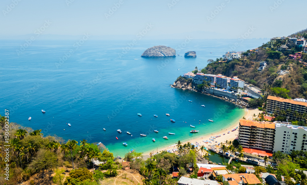 Naklejka premium Mismaloya beach embraces crystal clear waters under the Mexican sun in Puerto Vallarta