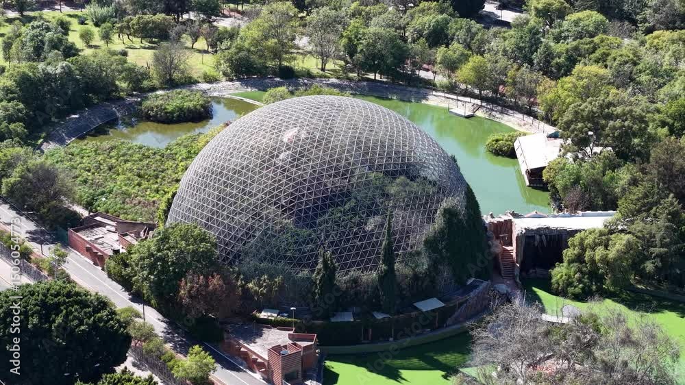 Vista aérea en dron del aviario del parque ecologico revolución mexicana en puebla, méxico
