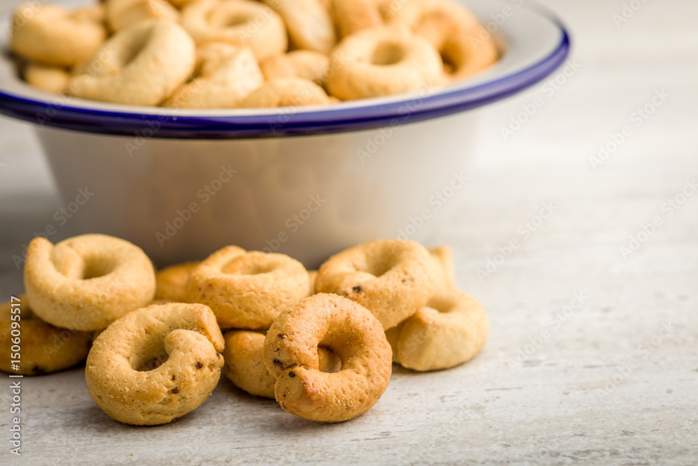 Naklejka premium Salted crispy snack rings on kitchen table.
