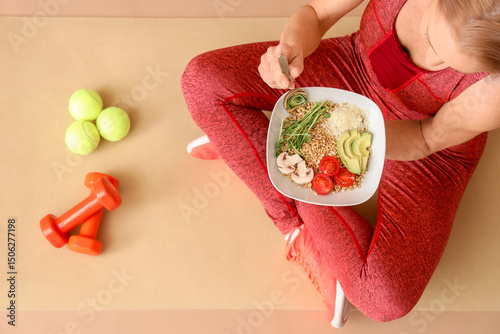 Mature sporty woman with sp...