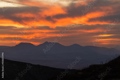 atardecer rojo en montañas