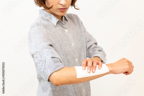 Photos 腕に湿布を貼った女性