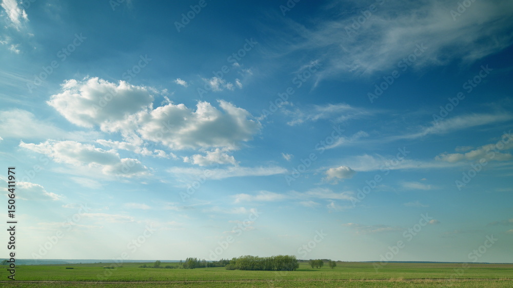 Obraz premium A Serene Sky Over the Expansive and Lush Green Fields Making Up the Beautiful Countryside