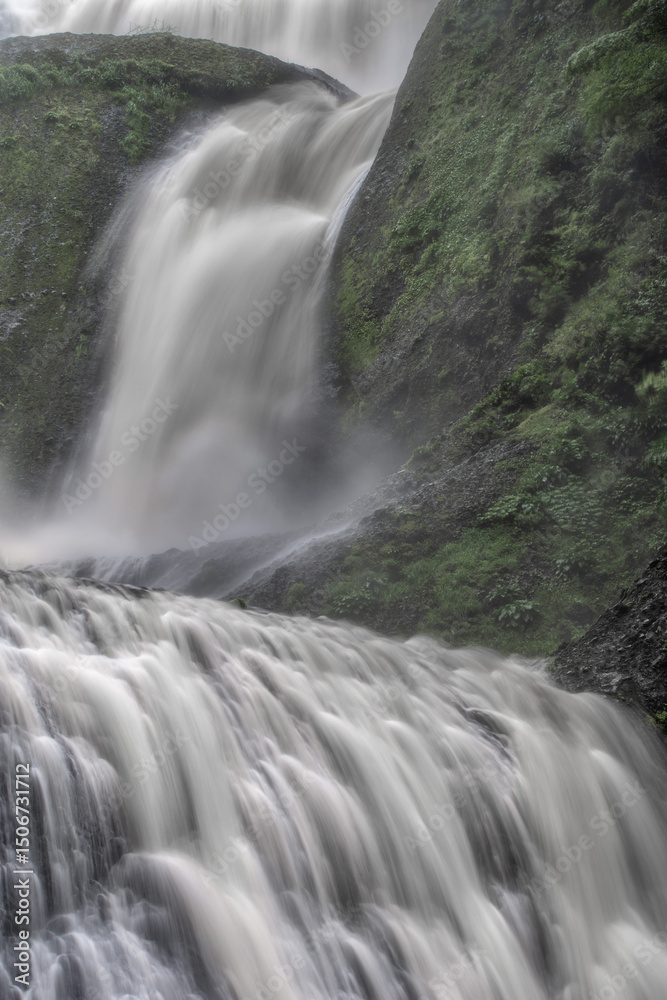 Fototapeta premium 水量が増した袋田の滝