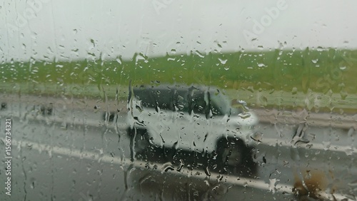 雨の日の車の窓