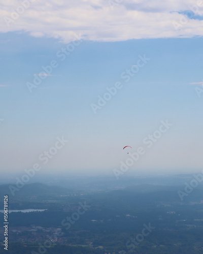 Wallpaper Mural En el cielo azul el paracaídas no cae, solo vuela y toca el cielo. Un deporte de confianza y seguridad en si mismo.  Torontodigital.ca