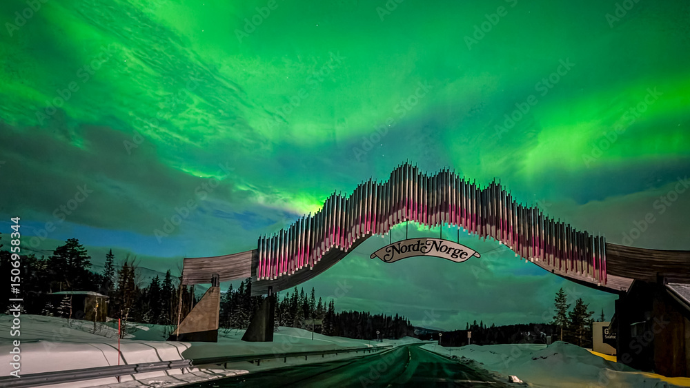 Fototapeta premium Aurora Borealis über den Nordlandsporten in Norwegen.