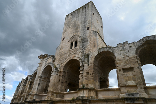 Détail des arènes d'Arles avec un ciel nuageux