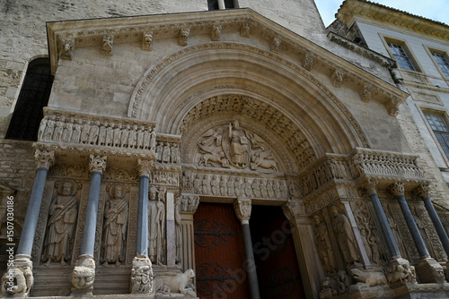 Entrée de la Cathédrale Saint-Trophime de la ville d'Arles