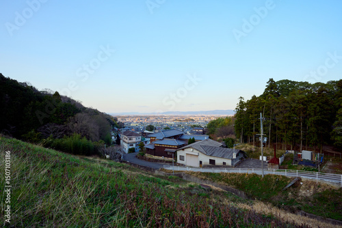 二上山の麓にある大池から望む街並み