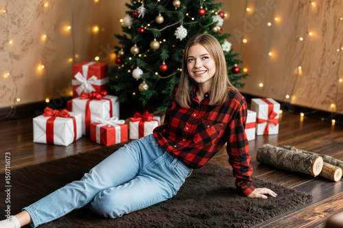 happy cute girl gift near christmas tree celebrates xmas christmas gifts atmosphere concept feliz regalo linda chica cerca del árbol de navidad celebra la navidad navidad ambiente acogedor concepto