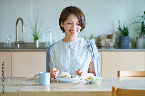 部屋で朝食を食べる女性