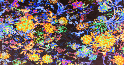 Foto Seamless texture, bright large flowers, mostly encased in black outlines, dotted with black seed-like dots floating across the blackness of the night