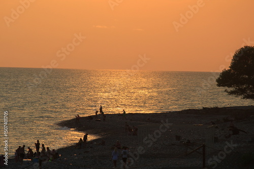 Fotografie beautiful sunset on the black sea coast near sochi