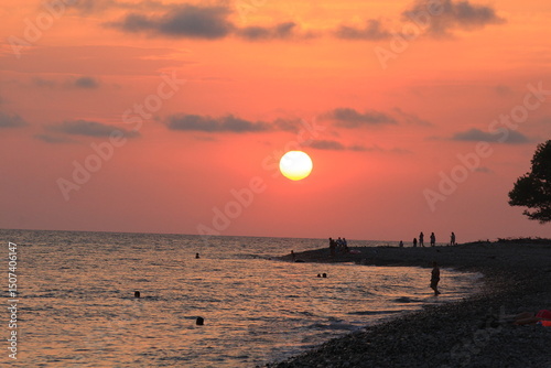 Fotografie beautiful sunset on the black sea coast near sochi