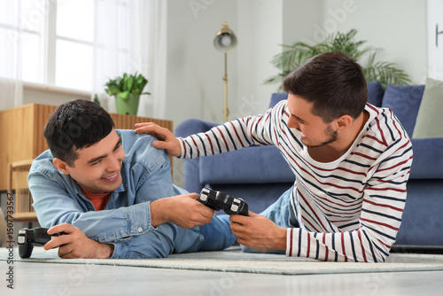 Young brothers playing vide...