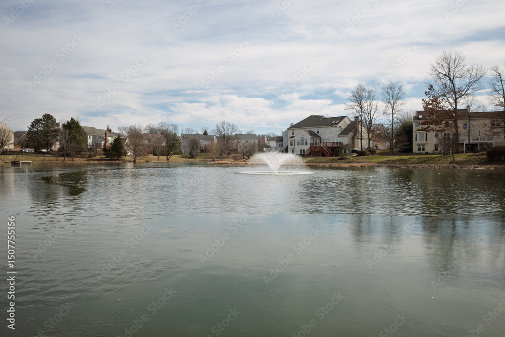 Obraz premium Suburban lake with a fountain in Ashburn Virginia