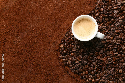 Behang Composition with coffee powder, roasted beans and cup of hot beverage