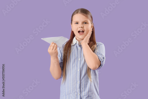 Surprised girl with paper p...