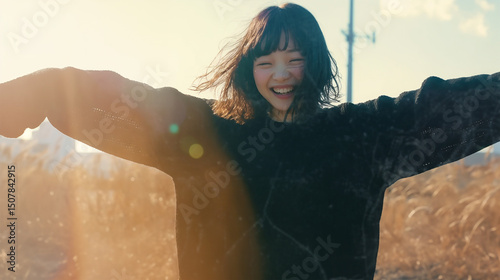 手を挙げて笑う女性