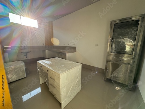 Interior de una edificacion de color blanco y mostasa 