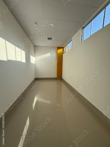 Interior de una edificacion de color blanco y mostasa 