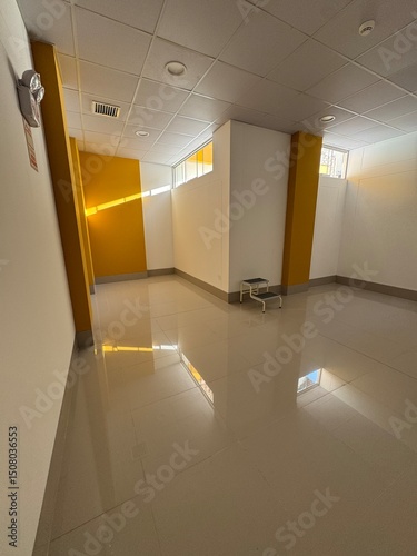 Interior de una edificacion de color blanco y mostasa 